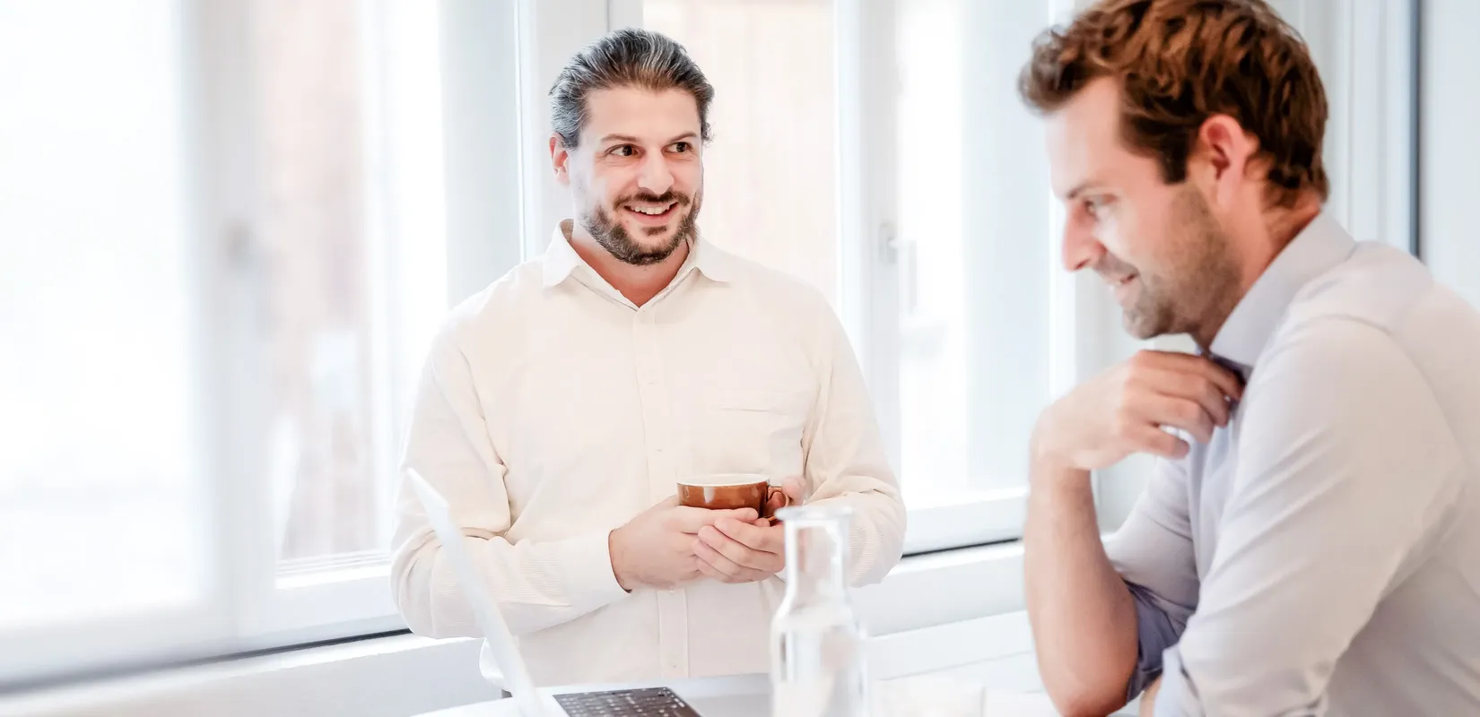Besprechung mit zwei Personen in einem Sitzungszimmer