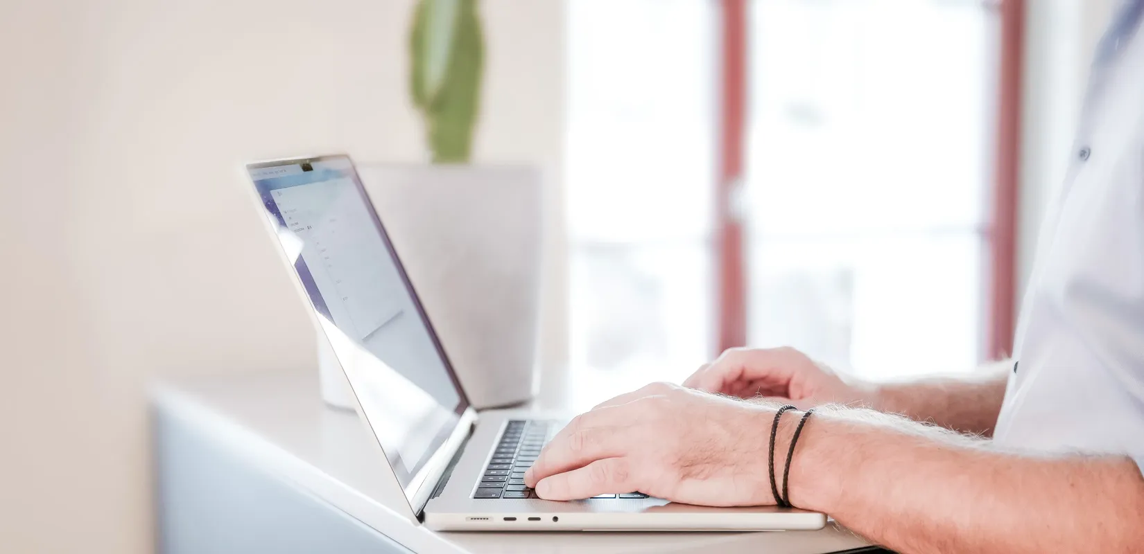 Person arbeitet an einem Laptop
