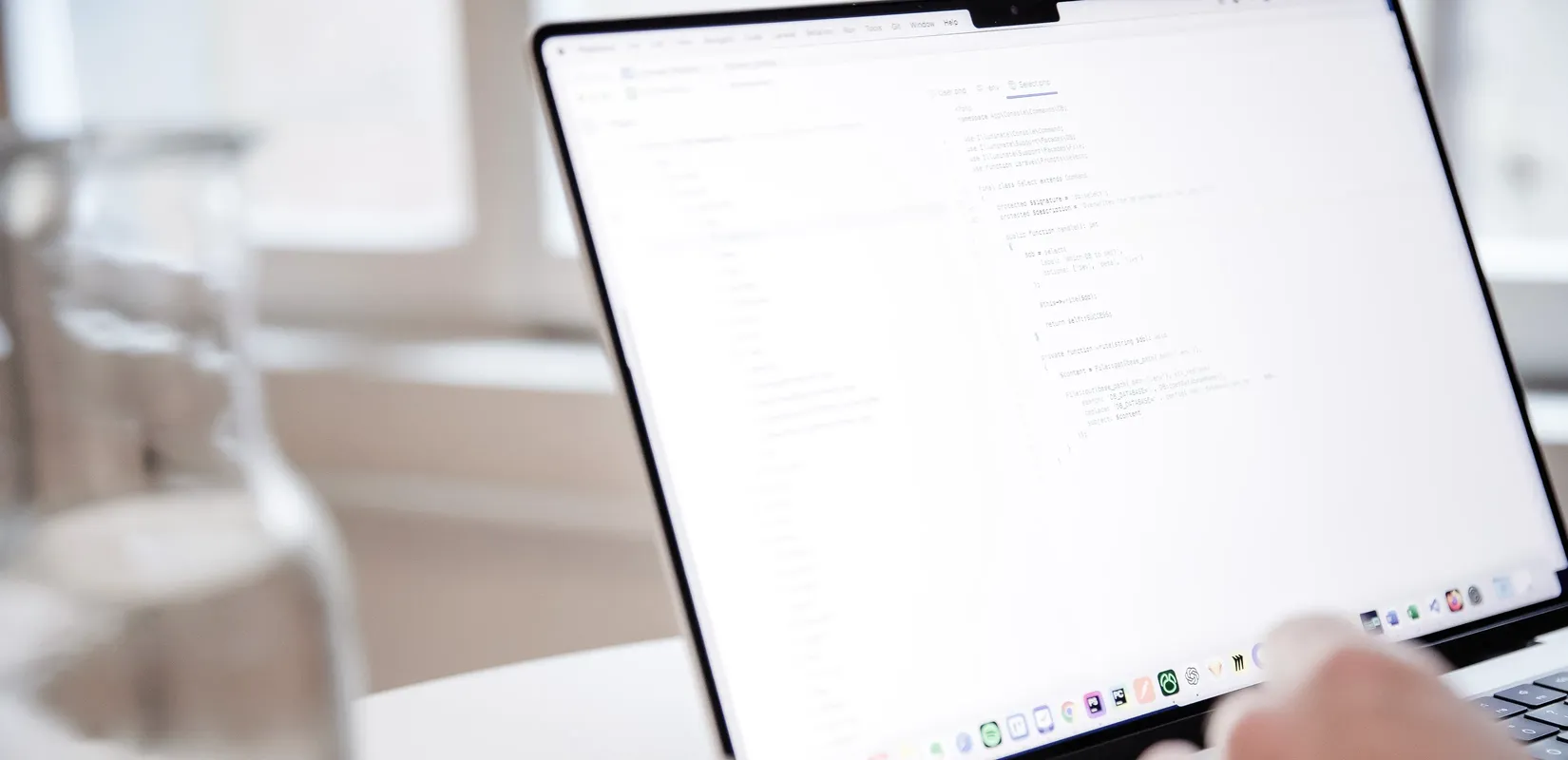 MacBook Pro mit geöffnetem Source Code einer Web-Applikation